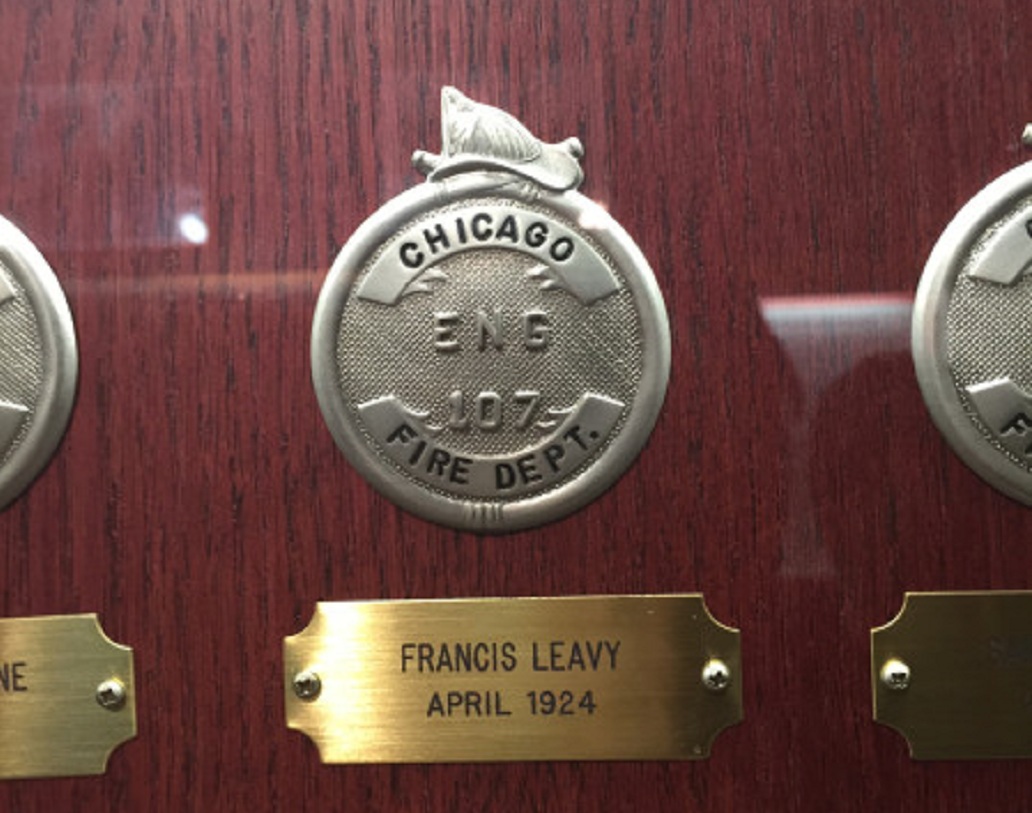 আনমনে অফিসের একটি কাঁচের জানালা পরিষ্কার করতে করতে লেভি আকস্মিক তাঁর সহকর্মীদের জানান, তাঁর মনে হচ্ছে আজই তাঁর জীবনের শেষ দিন।