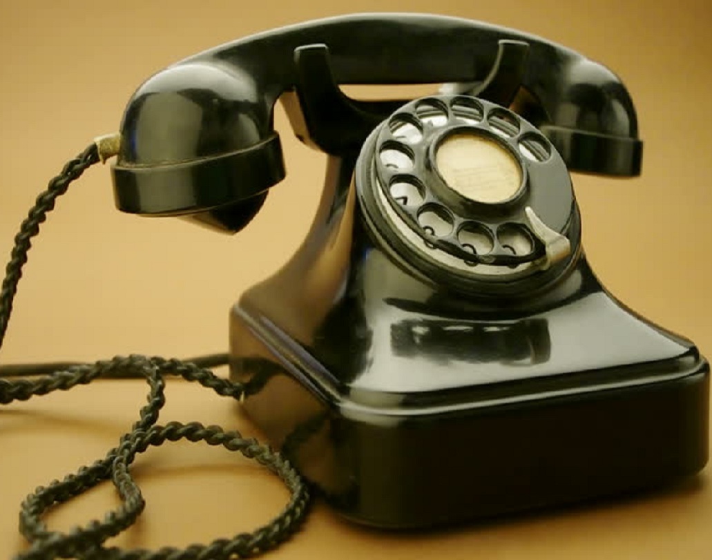 তাঁর ওইরকম মন্তব্যে স্তম্ভিত হয়ে যান তাঁর সহকর্মী বন্ধুরা। আশেপাশের পরিবেশও হয়ে যায় গম্ভীর। ঠিক সেই মুহূর্তেই নিস্তব্ধতা ফুঁড়ে বেজে ওঠে অফিসের ফোন।