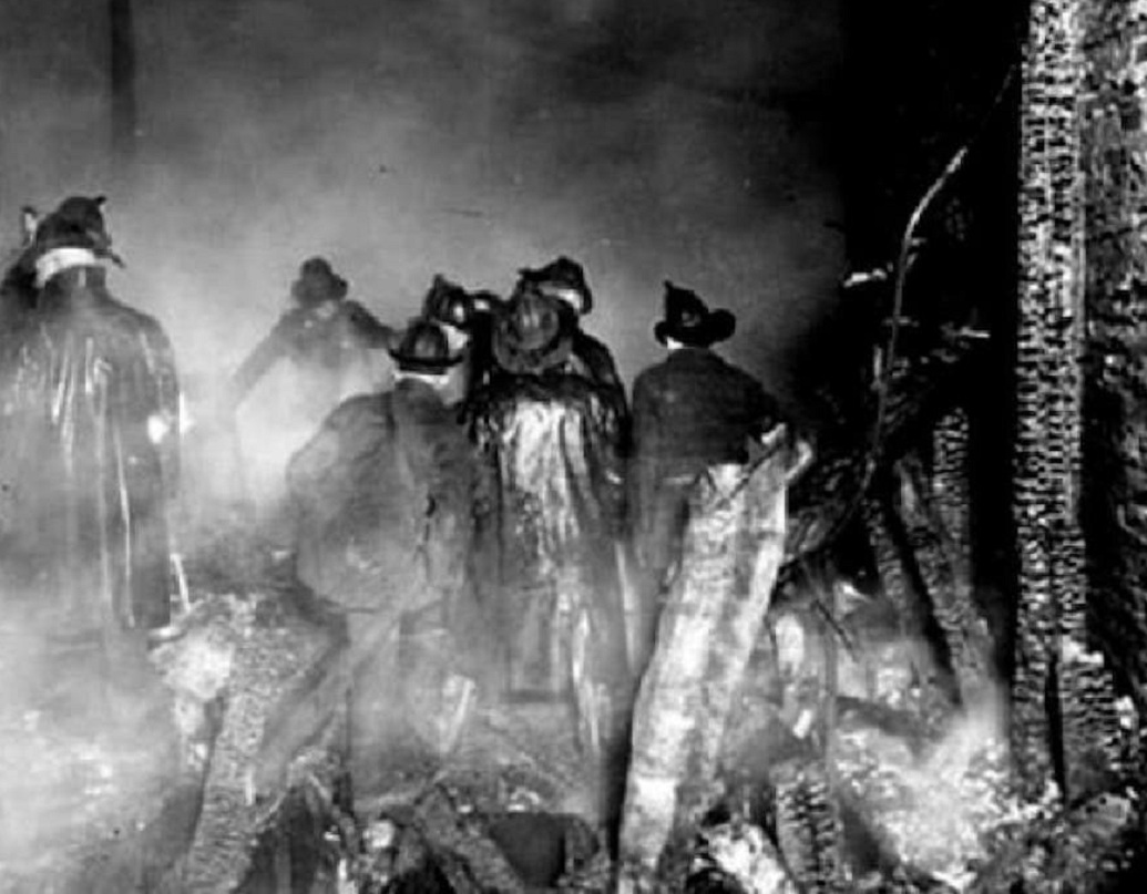 প্ল্যানমাফিক কাজ এগোচ্ছিল। আগুনও নিয়ন্ত্রণে এসেছিল অনেকটাই। কিন্তু হঠাৎই বাড়িটির নীচের তলাতেও কীভাবে যেন আগুন ছড়িয়ে পড়তে থাকে। লেভিরা আগুন আয়ত্তে আনার প্রাণপণ চেষ্টা করতে থাকেন।