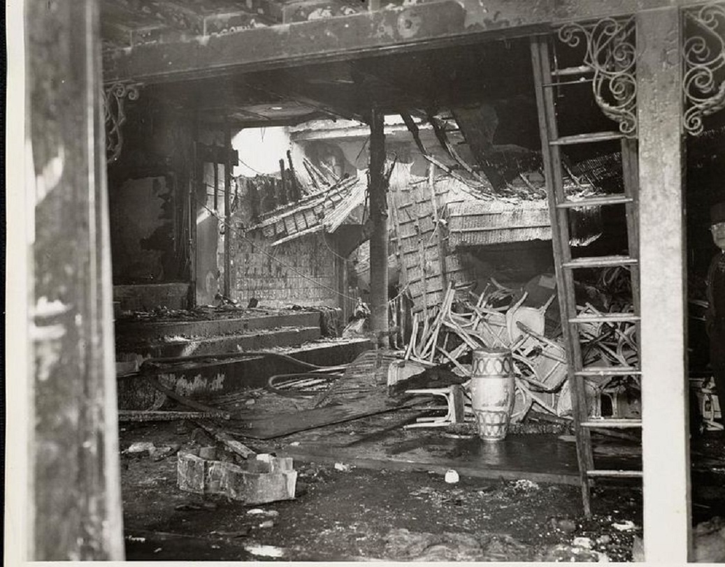 কিন্তু তত ক্ষণে দেরি হয়ে গিয়েছে অনেকটাই। আগুনের লেলিহান শিখা ধীরে ধীরে গ্রাস করে নেয় সম্পূর্ণ বাড়িটিকেই। দেওয়ালগুলোও তাপ সহ্য করতে না পেরে ধসে পড়তে থাকে ক্রমশ।