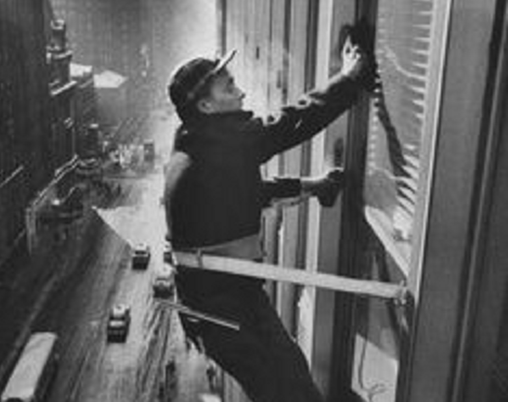 কর্মচারীরা পরের দিন দমকল অফিসে রোজকারের মতো কাজে এলে অদ্ভুত একটি জিনিস লক্ষ্য করেন। প্রথমদিকে খুব একটা পাত্তা না দিলেও পড়ে রীতিমতো ভয় পেয়ে যান তাঁরা।