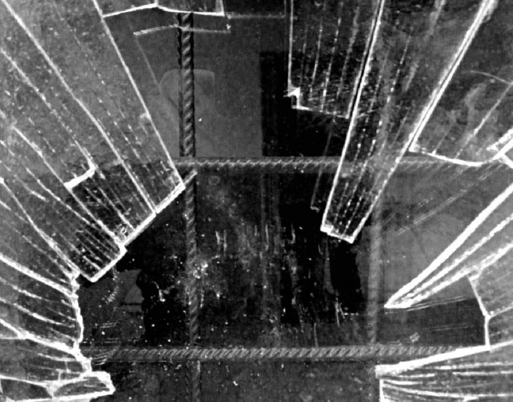 বছর ২০ অটুট ছিল সেই হাতের ছাপ। ১৯৪৪ এর ১৮ এপ্রিল এক কাগজ বিক্রেতা জানলা দিয়ে কাগজ ছুড়ে ভেতরে দেওয়ার সময় অসাবধানতা বসত কাচটিতে লাগে এবং তা ভেঙে যায়। আর একই সঙ্গে নষ্ট হয়ে যায় সেই হাতের ছাপের রহস্য।