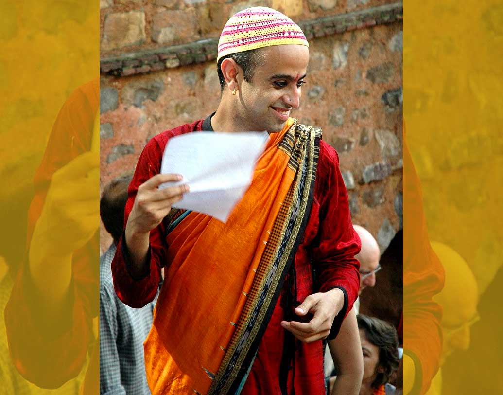 হিমাংশু মনে করেন, শাড়িতে পুরুষত্ব বিন্দুমাত্র খাটো হয় না। যদি হত, তা হলে অতীতের কোনও ভারতীয় পুরুষ, পুরুষ ছিলেন না। কারণ সে সময় মূল্যবান শাড়িই ছিল অভিজাত পুরুষের অঙ্গাবরণ। বেনারসী থেকে মসলিন, শাড়িকেই ধুতির মতো করে পরতেন রাজবংশীয়রা।