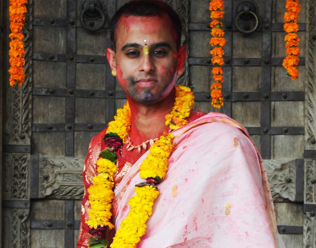 উজান স্রোতে পাড়ি দিতে গেলে বাধা এসেছে নিয়মমতোই।  কিন্তু দমে যাননি হিমাংশু। বিদ্রূপ ও বিরুদ্ধমত সত্ত্বেও আরও আপন করে নিয়েছেন শাড়িকেই। আলমারিতে আছে একশোর কাছাকাছি শাড়ি। যেখানেই বেড়াতে যান, কিনে ফেলেন পছন্দসই শাড়ি। একান্ত ইচ্ছে, ভারতীয় পুরষ আগের মতোই শাড়িকে নিজের পোশাক করে নিক।