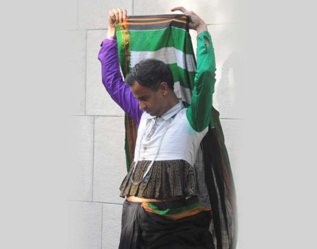 শাড়ির সঙ্গে নতুন প্রজন্মের ভারতীয়দের দূরত্ব বাড়ছেই। এতে দুঃখ পান হিমাংশু। মনে করেন, শাড়ি না পরার জন্য অজুহাতের অভাব হয় না। গরমকাল বা শীতকাল, কোনও সময়েই শাড়ি পরতে চায় না আজকের প্রজন্ম।