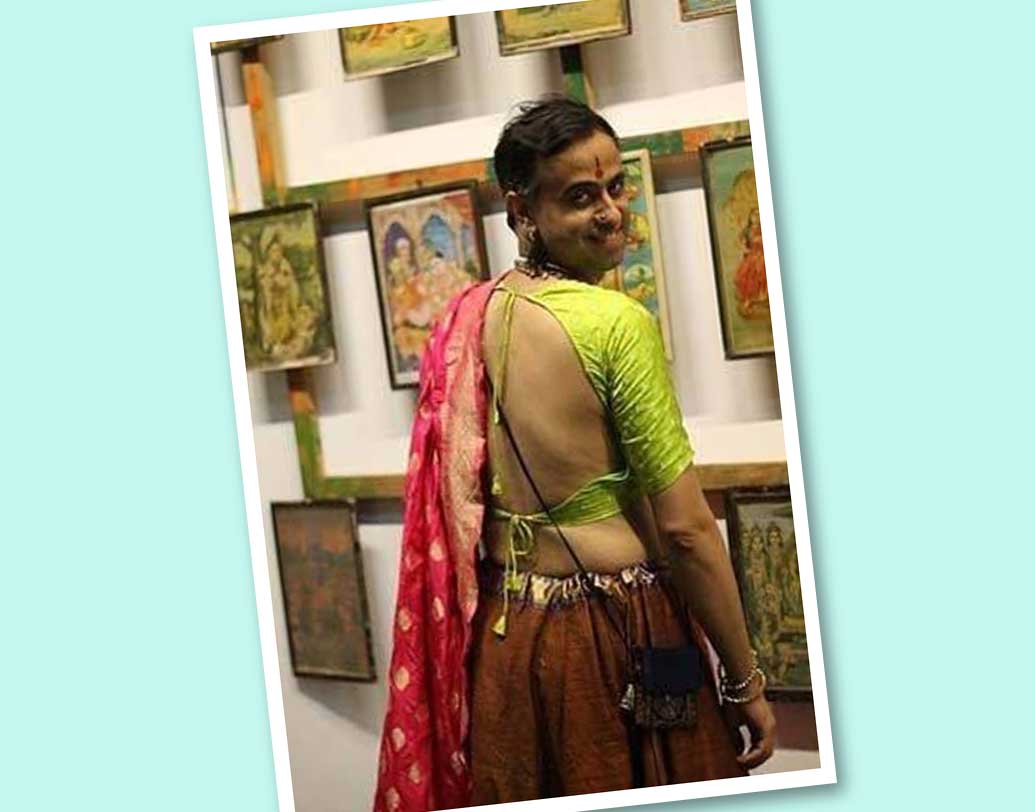 হিমাংশু কিন্তু শাড়িতেই সবথেকে স্বচ্ছন্দ। শাড়ির জন্য নিজের লুকও পাল্টাননি হিমাংশু। একমুখ দাড়ি নিয়েও দিব্যি পরেন শাড়ি। কপালে লম্বা তিলক। আগে পরতেন জরির কাজের ভারী শাড়ি। এখন ভালবাসেন পাড়ওয়ালা হাল্কা শাড়ি।