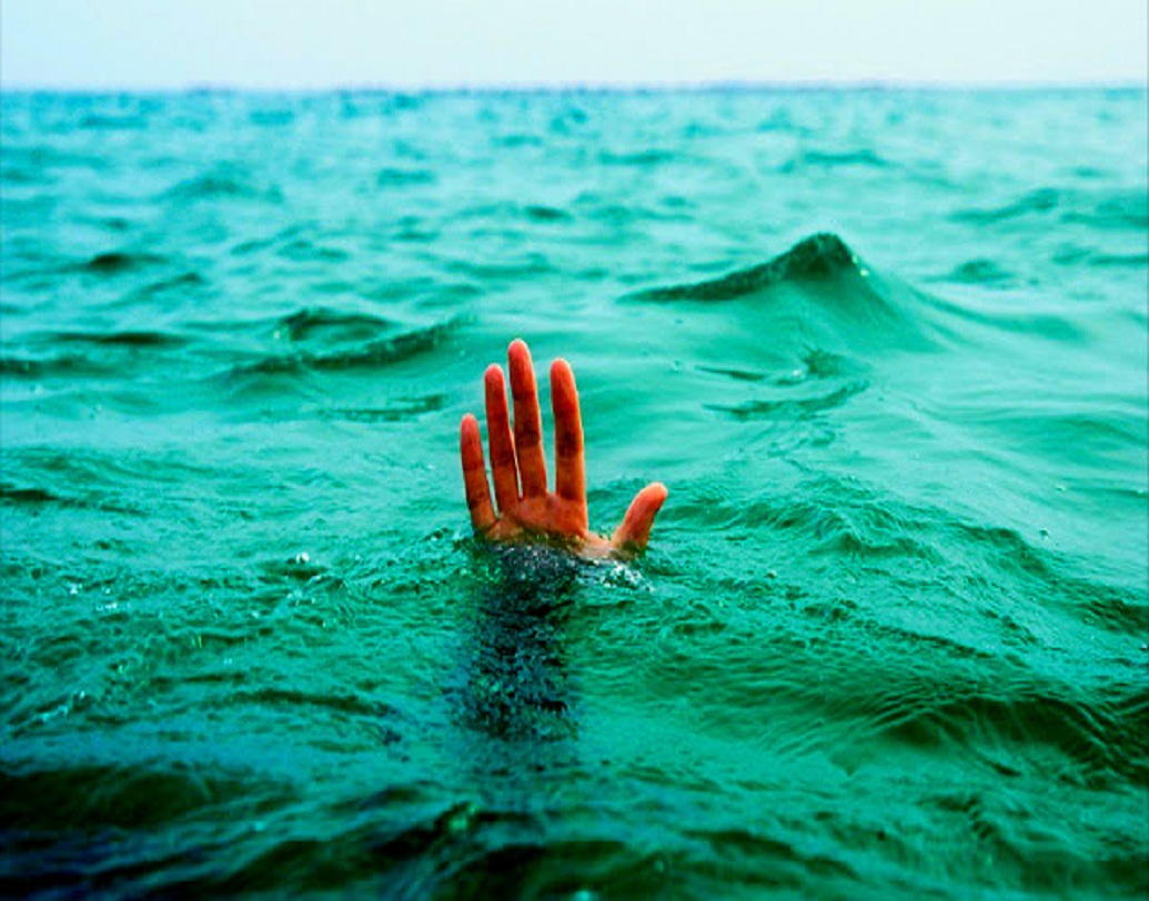 অনেক সময় জলে ডুবে যাওয়া বা কোথাও দিয়ে পড়ে যাওয়ার স্বপ্ন দেখি। কোনও কঠিন পরিস্থিতি ঠিক মতো সামাল না দিতে পারলে বা কোনও পরিস্থিতির উপর নিয়ন্ত্রণ হারিয়ে ফেললে আমরা এরকম দুঃস্বপ্ন দেখি, মত বিশেষজ্ঞদের একাংশের।