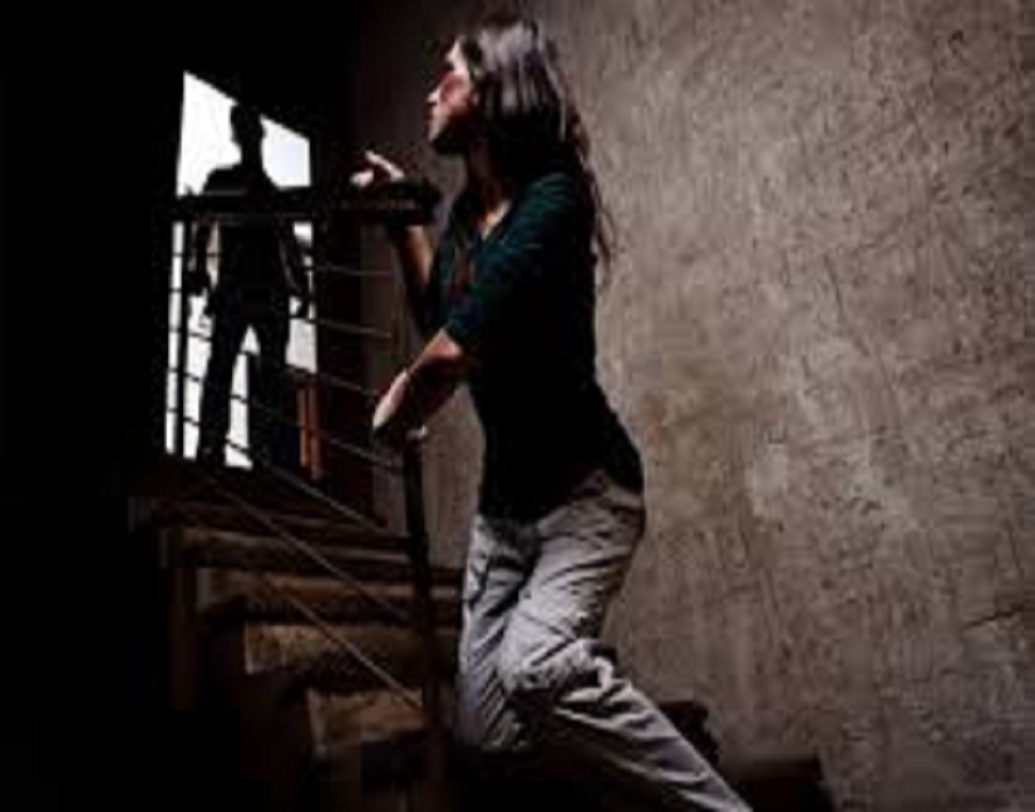 স্বপ্নে কেউ আপনার পিছনে পরে কিংবা আপনি কোনও কিছু থেকে পালাচ্ছেন এটি অ্যাড্রিনালিন-ইন্ডিউশিং দুঃস্বপ্নের মধ্যে অন্যতম। কেউ মারতে চাইছে কিংবা আপনি নিজেকে বাঁচানোর জন্য পালাচ্ছেন এই দুঃস্বপ্ন আপনার বাস্তব জীবনে আপনি কোনও বিপদে আছেন কিংবা ভয়ে আছেন কোনও কিছুর সেটি বোঝায়।