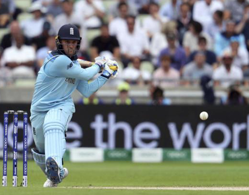 বিধ্বংসী ওপেনার জেসন রয়। দক্ষিণ আফ্রিকায় তাঁর জন্ম। ২০১৪ সাল থেকে ইংল্যান্ডের হয়ে খেলছেন রয়। তাঁর  বিধ্বংসী ব্যাটিং ইংল্যান্ডকে ফাইনালে তুলেছে। ইংল্যান্ডের এই ওপেনারের উপরে ভরসা করে রয়েছে পুরো দল।