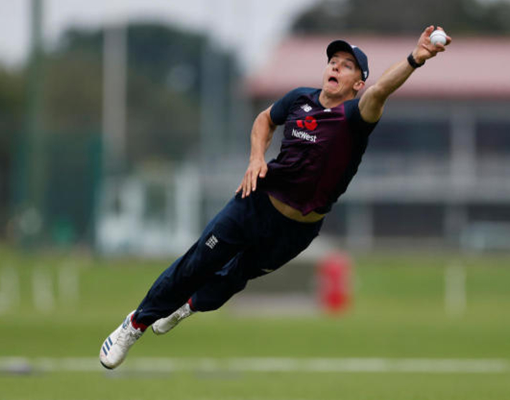 বাবা খেলেছেন এক দেশের জার্সিতে। ছেলে খেলছেন অন্য দেশের হয়ে। এমন প্রোফাইল রয়েছে ইংল্যান্ডের অলরাউন্ডার টম কুরানের। টমের বাবা কেভিন কুরান খেলেছিলেন জিম্বাবোয়ের হয়ে। ২৪ বছরের অলরাউন্ডার টম ১৭টি ওয়ানডেতে ১৭৮ রান করেছেন। উইকেট-সংখ্যা ২৭। দক্ষিণ আফ্রিকার কেপটাউনে জন্মানো টম এখন বিশ্বের অন্যতম তরুণ প্রতিভা।