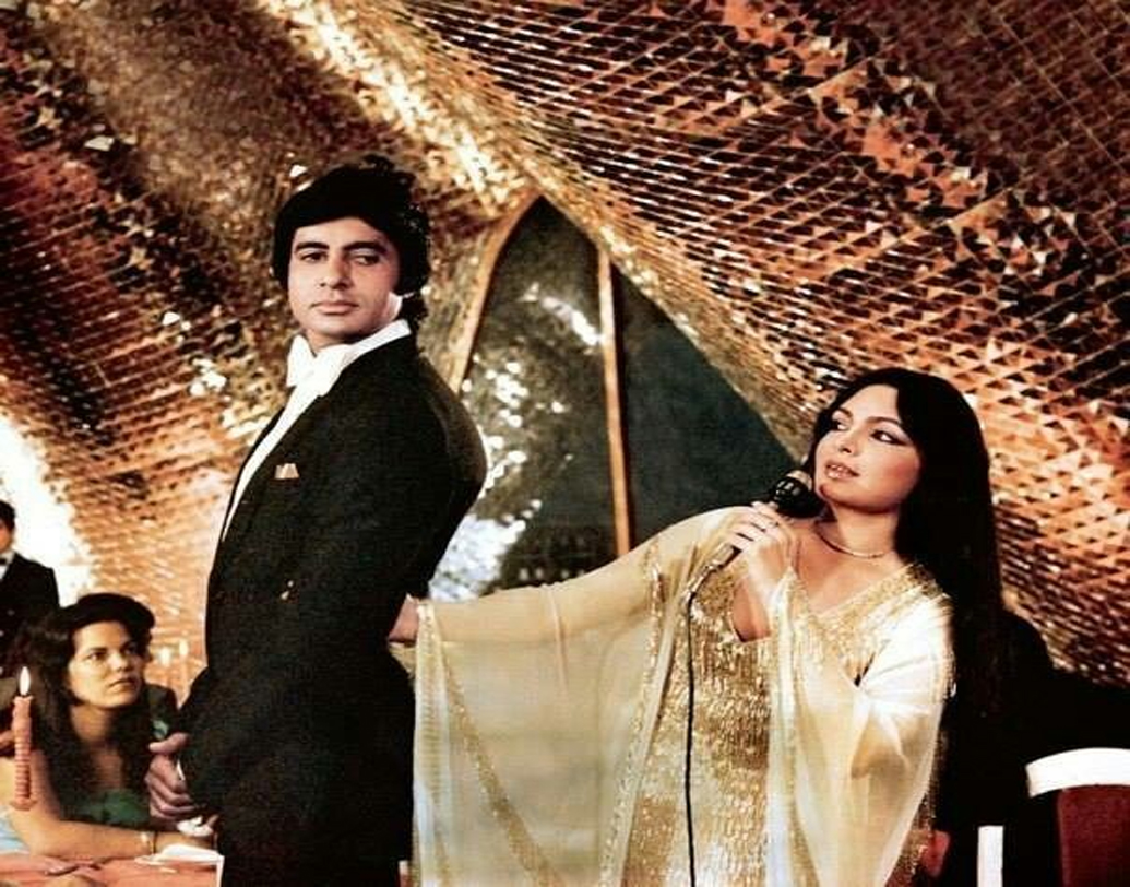 ১৯৭৫-এ ব্লক বাস্টার ‘দিওয়ার’। যশ চোপড়ার এই কাল্ট মুভিতে বলিউডি নায়িকাদের ছক ভেঙে নতুন অবতারে ধরা দিয়েছিলেন পরভিন। সুরা-সিগারেটের সঙ্গে বিগ বি-র সঙ্গে ফ্লার্ট! বলিউডে নিজের জায়গা মজবুত করতে দেরি হয়নি পরভিনের।