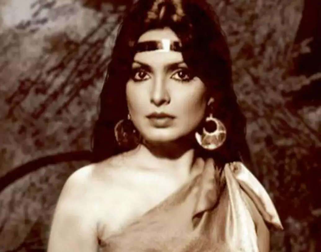 অমিতাভ-পরভিন জুটি ছিল সুপারহিট। বিগ বি-র সঙ্গে ১৫টিরও বেশি ছবিতে কাজ করেছেন পরভিন। জুটি হিসেবে তাঁদের আত্মপ্রকাশ ১৯৭৪ সালে, ‘মজবুর’ ছবিতে। সেটাও ছিল সুপারহিট।