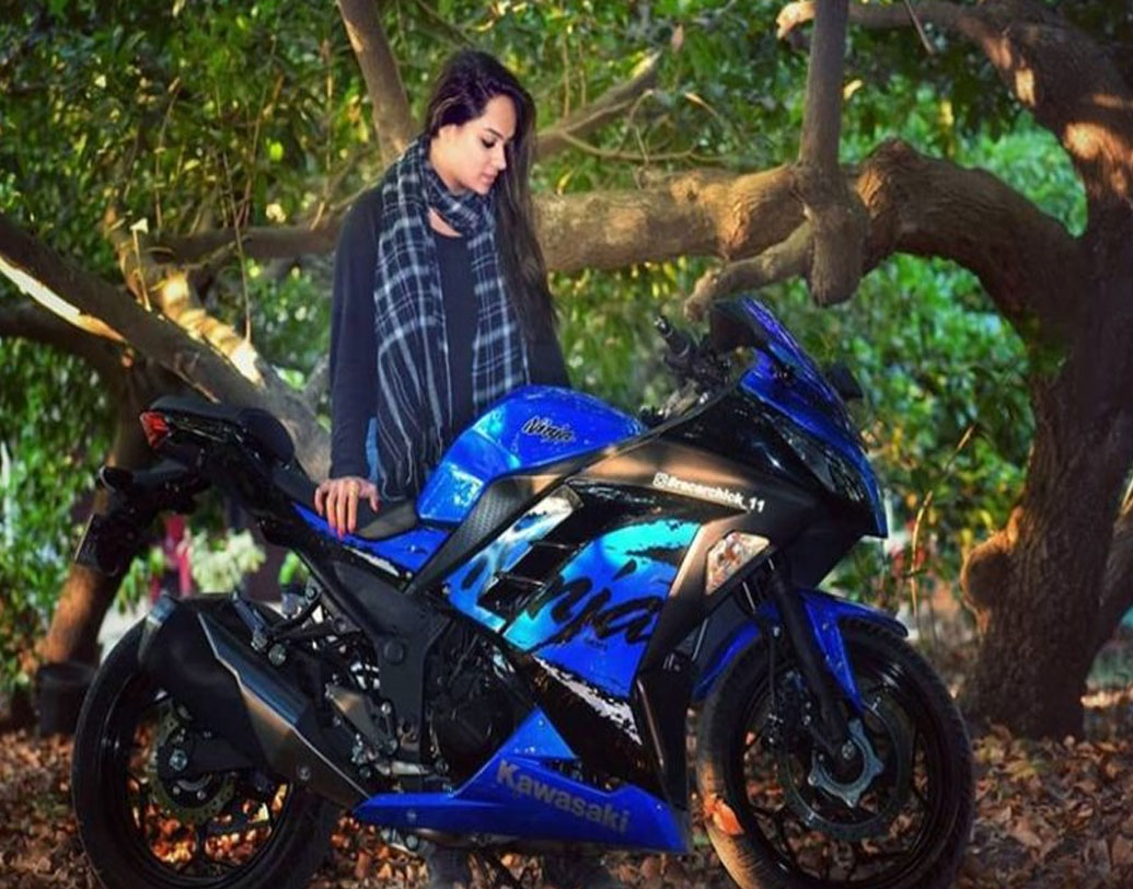 মামার বাইক দিয়ে গাড়ি চালানোর হাতেখড়ি প্রতীক্ষার। তখন তিনি অষ্টম শ্রেণির ছাত্রী। গ্রামের পথে বাইক চালিয়ে মনে হয়েছিল এটাই তাঁর কাজ।