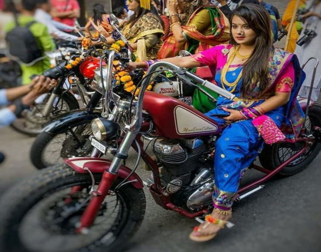 প্রশিক্ষণে প্রতীক্ষাকে দেখে তো সবাই অবাক। এই এতটুকু মেয়ে আবার বাস চালাবে কী! কিন্তু প্রশিক্ষককেই তাক লাগিয়ে দিলেন প্রতীক্ষা। এক মাসের মধ্যে আয়ত্ত করলেন স্টিয়ারিং শাসনের খুঁটিনাটি।