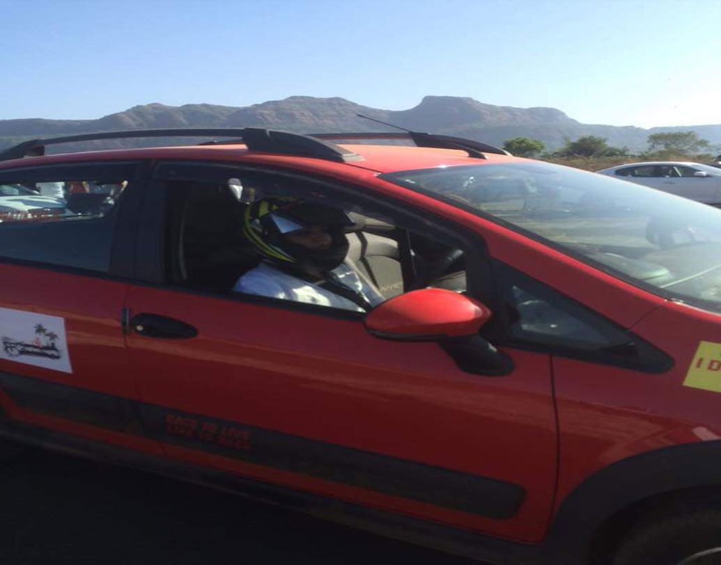 তাজ্জব বাকি চালকরাও। মাত্র এক মাসে বাস চালানো শিখে প্রথম সুযোগেই কিনা মেয়ের হাতে লাইসেন্স। যেমন অবাক হয়েছিলেন প্রতীক্ষার মামা। মাত্র দু’ঘণ্টায় ভাগ্নির বাইক চালানো শেখা দেখে।