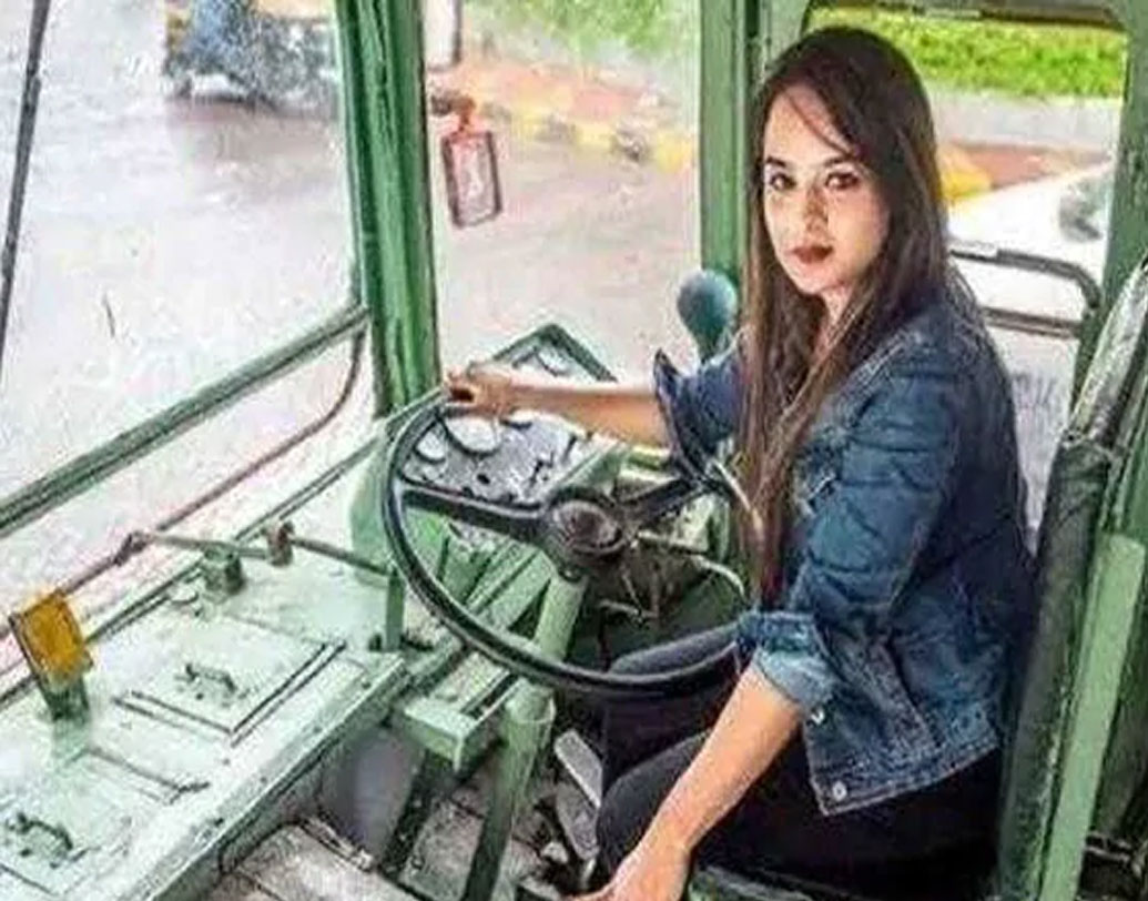 নেটিজেনদের কুর্নিশ আদায় করেছেন এই ছকভাঙা দুঃসাহসী তরুণী।