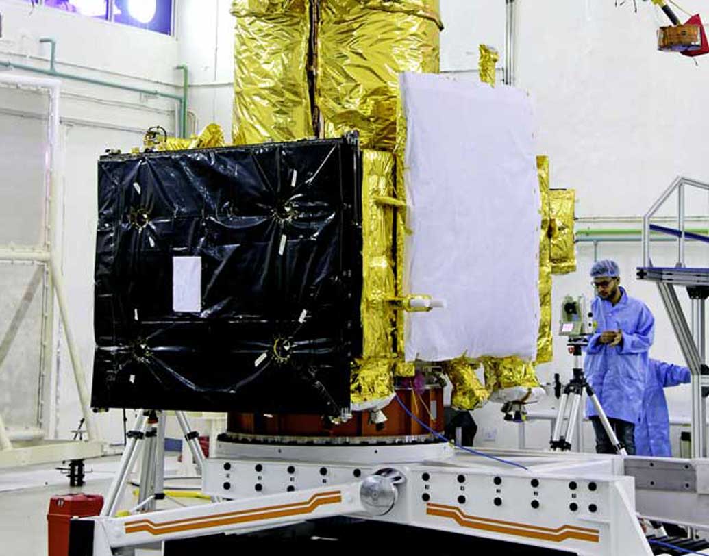 এখনও পর্যন্ত এটাই ইসরোর সবচেয়ে বড় মিশন। উৎক্ষেপণ হবে জিওসাইক্রোনাস স্যাটেলাইট লঞ্চ ভেহিক্যাল অর্থাৎ জিএসএলভি এমকে-৩ থেকে, যা ইসরোর সবচেয়ে বড় এবং অত্যাধুনিক লঞ্চ প্যাড। অভিযান সফল হলে ভারত বিশ্বের মধ্যে চতুর্থ দেশ হিসাবে চাঁদে ‘পা’ রাখবে। আমেরিকা, রাশিয়া এবং চিন একাধিক বার একই ধরনের অভিযান করেছে।