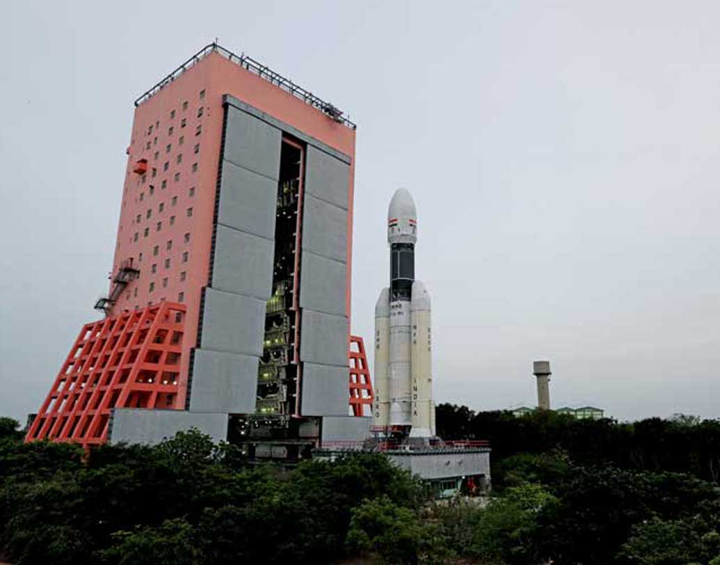 শ্রীহরিকোটায় সতীশ ধওয়ন স্পেস রিসার্চ সেন্টার থেকে সোমবার সকালে উৎক্ষেপণ হবে চন্দ্রযান-২। কাউন্টডাউন শুরু হয়ে গিয়েছে রবিবার সন্ধ্যা ৬টা ৪৩ মিনিটে, শেষ হবে সোমবার দুপুর ২টো ৪৩ মিনিটে।