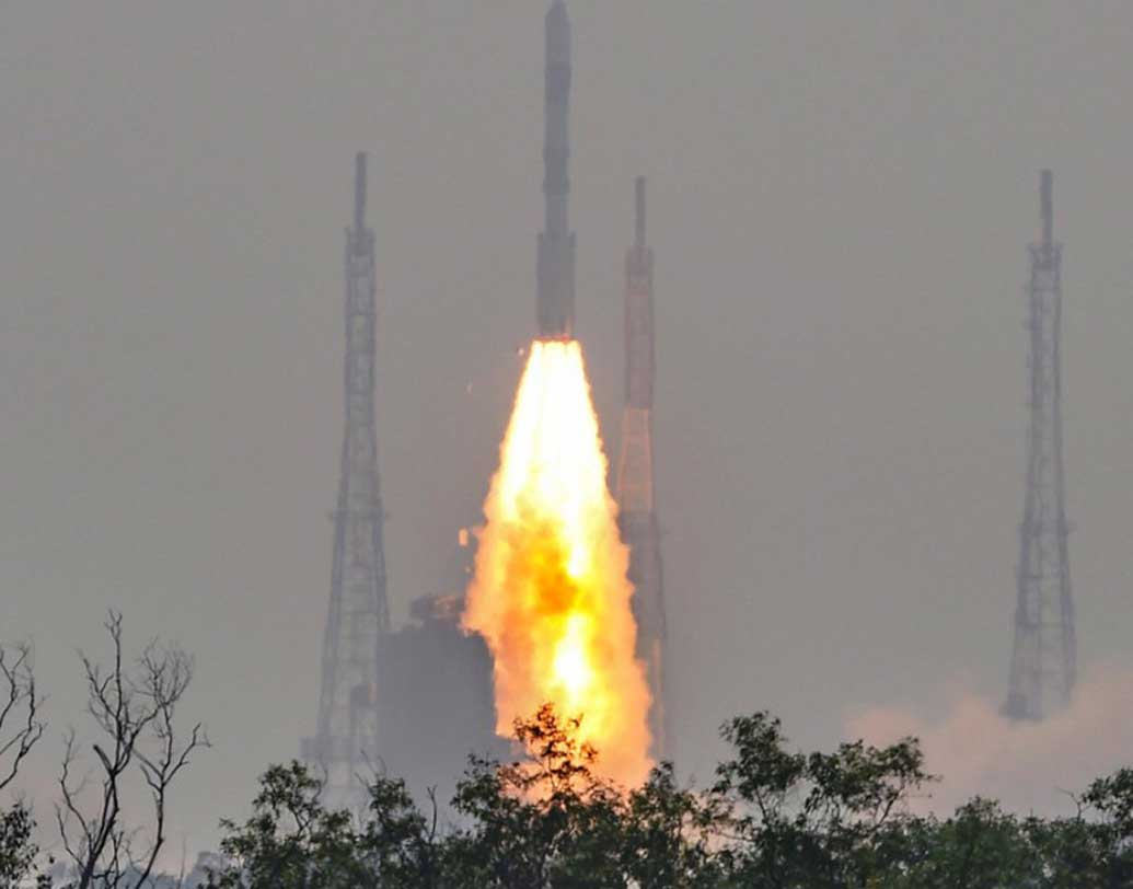 বলা বাহুল্য, উৎক্ষেপণ হওয়ার পর থেকে সব কিছুই স্বয়ংক্রিয় প্রযুক্তিতে কাজ করবে। উৎক্ষেপণের পর গতি বাড়িয়ে পৃথিবীর কক্ষপথ থেকে বেরিয়ে চাঁদের দিকে এগিয়ে যাবে চন্দ্রযান-২। চাঁদের কক্ষপথে পৌঁছতে চন্দ্রযান-২ কে পাড়ি দিতে হবে প্রায় ৩.৮৪ লক্ষ কিলোমিটার। সময় লাগবে পাঁচ দিন।