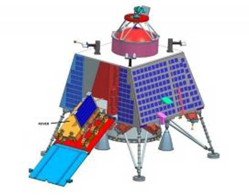 চাঁদের মাটিতে নামার চার ঘণ্টা পর খুলে যাবে রোভার। এটি একটি ৬ চাকার যন্ত্রযান। চাঁদের পুরো এক দিন অর্থাৎ পৃথিবীর ১৪ দিন ধরে ৫০০ মিটার এলাকা ঘুরবে ওই যন্ত্রযান। ছবি তোলা, মাটির পরীক্ষা, খনিজ পদার্থের বিশ্লেষণ করবে এই যন্ত্রযান। এ ছাড়া চাঁদের মাটিতে জলের সন্ধানও চালাবে এই চন্দ্রযান-২।