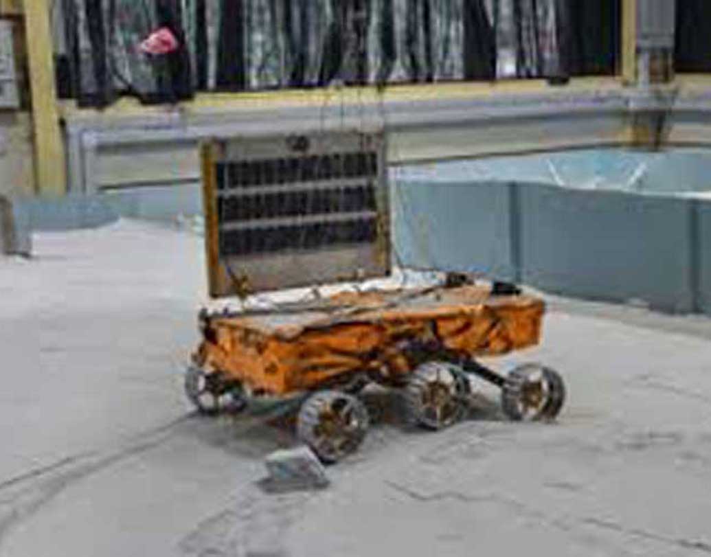 এর পরই রোভারটি নষ্ট হয়ে যাবে। তবে কৃত্রিম উপগ্রহটি তার পরও কাজ করতে থাকবে। চাঁদের মাটি থেকে ১০০ কিলোমিটার দূরে ঘুরতে থাকা স্যাটেলাইটটি ক্রমাগত চাঁদের পৃষ্ঠের ছবি তুলে পাঠাতে থাকবে।