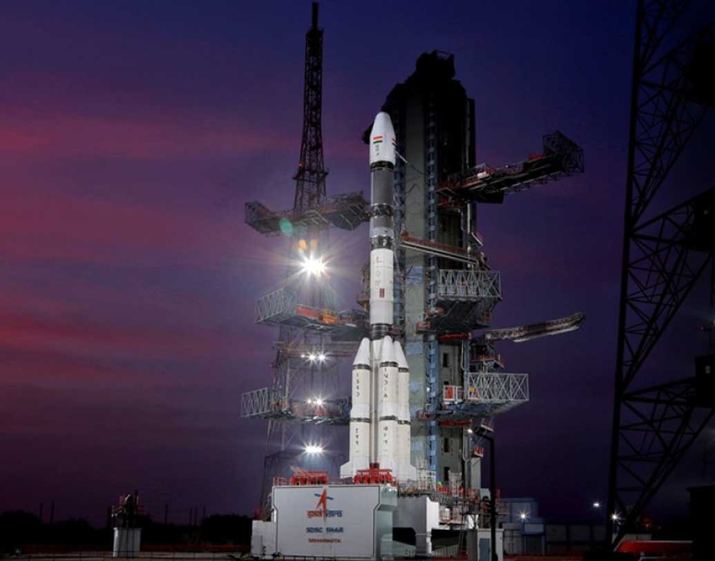 চন্দ্রযান-২-এর গোটা অভিযানের মেয়াদ এক বছর। চন্দ্রযান-১ এর ক্ষেত্রে যেটা ছিল এক বছর ৪ মাস। চন্দ্রযান-২ ভারতের চন্দ্রাভিযানের দ্বিতীয় পর্ব। চন্দ্রযান-১ এই দক্ষিণ মেরুতে যাওয়ার পথেই ধ্বংস হয়ে যায়। তবে তার আগে তা চাঁদের মাটিতে জলের কণার উপস্থিতির প্রমাণ পৃথিবীতে পাঠিয়েছিল বলে দাবি বিজ্ঞানীদের।