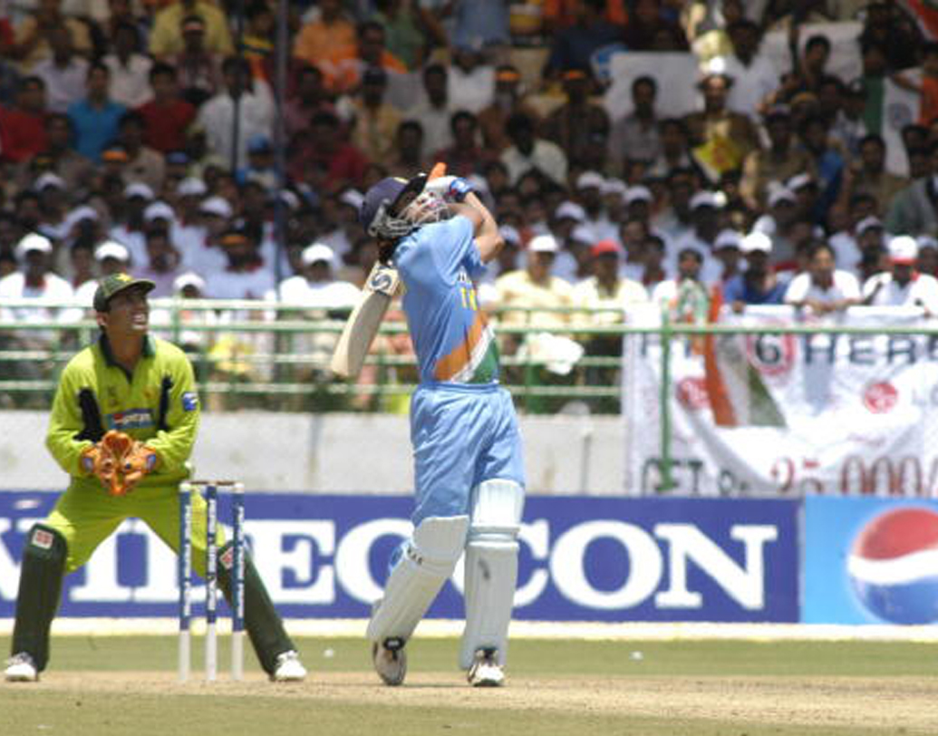 ধোনি প্রথম এক দিনের আন্তর্জাতিক ক্রিকেটে শতরান করেন পাকিস্তানের বিরুদ্ধে ২০০৫ সালে। এই ম্যাচে তিনি মাত্র ১২৩ বলে ১৪৮ রান করে পাকিস্তানের বোলিংয়ের মেরুদণ্ড ভেঙে দেন। যার ফলে ভারত ৩৫৬ রানের বিরাট লক্ষ্যমাত্রা রাখে পাকিস্তানের কাছে। যে লক্ষ্যমাত্রায় পৌঁছতে ব্যর্থ হয় পাকিস্তান।