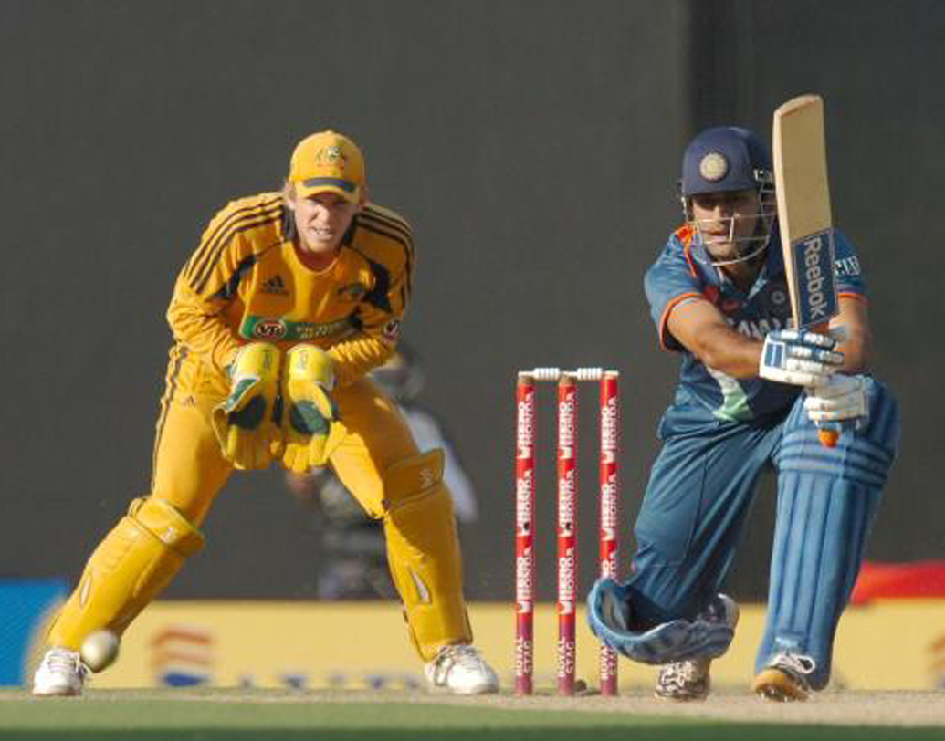 ২০০৯ সালে অস্ট্রেলিয়ার বিরুদ্ধে করা ধোনির দুর্দান্ত ১০৭ বলে ১২৪ রানের ইনিংসটিও তাঁর জীবনের অন্যতম সেরা ইনিংস ধরা হয়। কারণ, এই ইনিংসের জন্যই ৯৯ রানের বড় ব্যবধানে অস্ট্রেলিয়াকে হারাতে সক্ষম হয় ভারত।