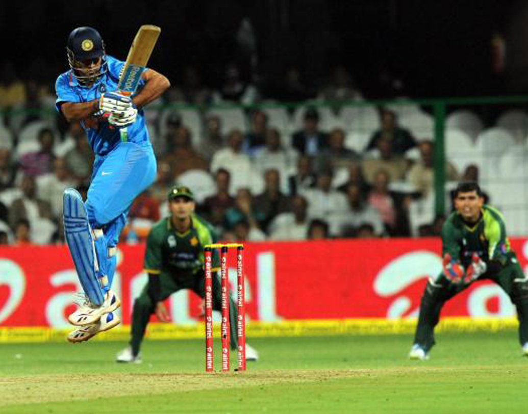 ২০১২ সালে পাকিস্তানের বিরুদ্ধে আরও একটি সেরা ইনিংস খেলেন মহেন্দ্র সিংহ ধোনি। মাত্র ২৯ রানে ভারতের ৫ উইকেট পরে যাওয়ার পরও ধোনির করা ১২৫ বলে ১১৩ রানের ইনিংসটির দৌলতে সম্পূর্ণ ৫০ ওভার খেলতে সক্ষম হয় ভারত। যদিও জয়ের জন্য তা যথেষ্ট ছিল না।