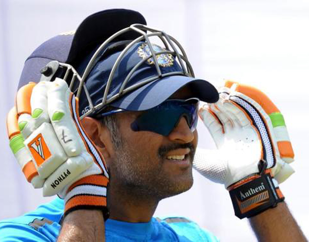 ২০১৩ সালে অস্ট্রেলিয়ার বিরুদ্ধে দুর্দান্ত ১২১ বলে ১৩৯ রানের নটআউট ইনিংসটি খেলেন ধোনি। যার ফলে ভারতের স্কোর ৭৬-৪ থেকে ৫০ ওভারে ৩০৩-৯ তে পৌঁছয়। যদিও এই রান যথেষ্ট ছিল না অস্ট্রেলিয়াকে রোখার জন্য।