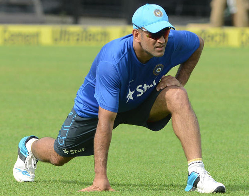 ঘরের মাঠে ২০১৫ সালে দক্ষিণ আফ্রিকার বিরুদ্ধে ৯২ রানের আরও একটি নটআউট ইনিংস ইনিংস খেলেন ধোনি। যার ফলে ভারত ২৪৭-৯ রানের সম্মানজনক লক্ষ্যমাত্রা দিতে সক্ষম হয়। যা যথেষ্ট প্রমাণিত হয় দক্ষিণ আফ্রিকার মাত্র ২২৫ রানে অলআউট হয়ে যাওয়ার পর।