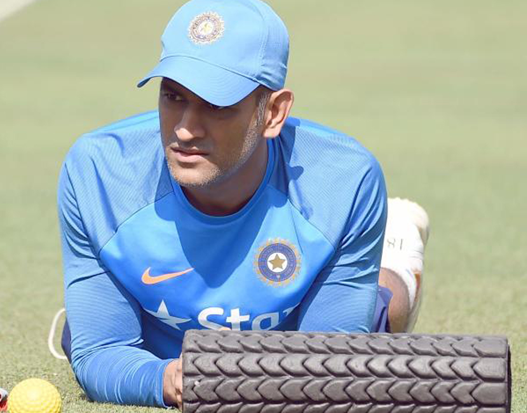 ২০১৭ সালে ইংল্যান্ডের বিরুদ্ধে মাত্র ২৫ রানে ৩ উইকেট পরে যাওয়ার পরও যুবরাজের সঙ্গে ২৫৬ রানের পার্টনারশিপ করে ৩৮১ বিশাল টার্গেট দেয় ভারত। এই ম্যাচে মাত্র ১২২ বল খেলে ১৩৯ রানের ইনিংস খেলেন ধোনি। এটা ছিল ধোনির ২০১৩ সালের পর করা প্রথম শতরান।