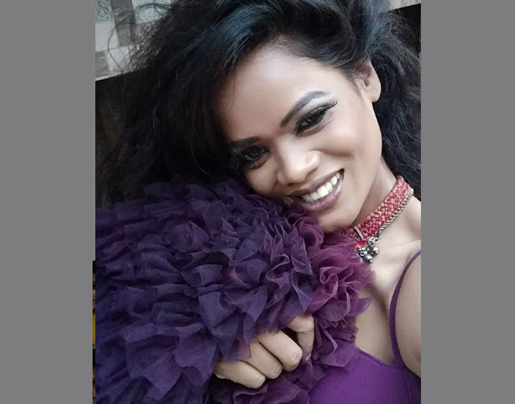 মডেল হিসাবে কেরিয়ার শুরুর পর প্রায় এক বছর রেনের কাছে কোনও কাজ ছিল না। নিজের পোর্টফোলিয়ো তৈরি করে নানা এজেন্সির দরজায় দরজায় ঘুরেছেন। তবে কেউই তাঁকে বিশেষ পাত্তা দেয়নি। রেনে জানিয়েছেন, বোঁচা নাক আর গায়ের রং কালো বলে অনেকেই তাঁকে নিয়ে ঠাট্টা করেছেন। এমন কথাও শুনতে হয়েছে যে, কেবলমাত্র ফর্সা মডেলদেরই কাজে নেওয়া হবে।