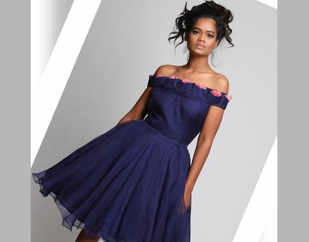 শুধু কি গায়ের রং! মডেল হিসাবে রেনের বয়স ২৮, জানতে পেরে অনেকেই তাঁকে কাজ দিতে চাননি। ফ্যাশন ইন্ড্রাস্ট্রিতে সাধারণত কমবয়সি মডেলদেরই জন্য কাজ বেশি। এমন কথাই শুনতে হয়েছে। অনেক এজেন্সির লোকজন তাঁর সঙ্গে দেখা না করেই কেবলমাত্র বয়সের জন্য তাঁকে ফিরিয়ে দিয়েছেন।