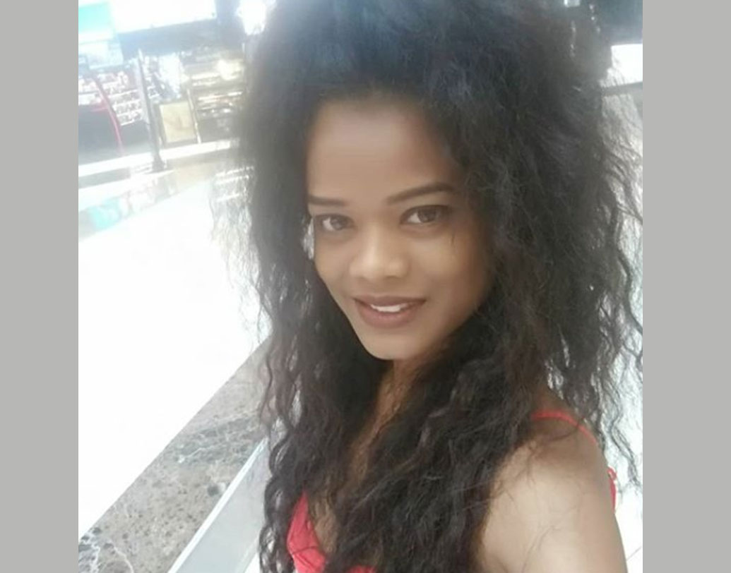 শেষমেশ কাজ জুটেছে রেনের। তবে তাতেও বিপত্তি কমেনি। তাঁকে এমন ভাবে মেকআপ করানো হত, যাতে তাঁর গায়ের রং ৩-৪ শেডের কম কালো লাগে। এমনকি, ফোটোশপে তাঁর গায়ের রং সাদা করে দেওয়া হত।