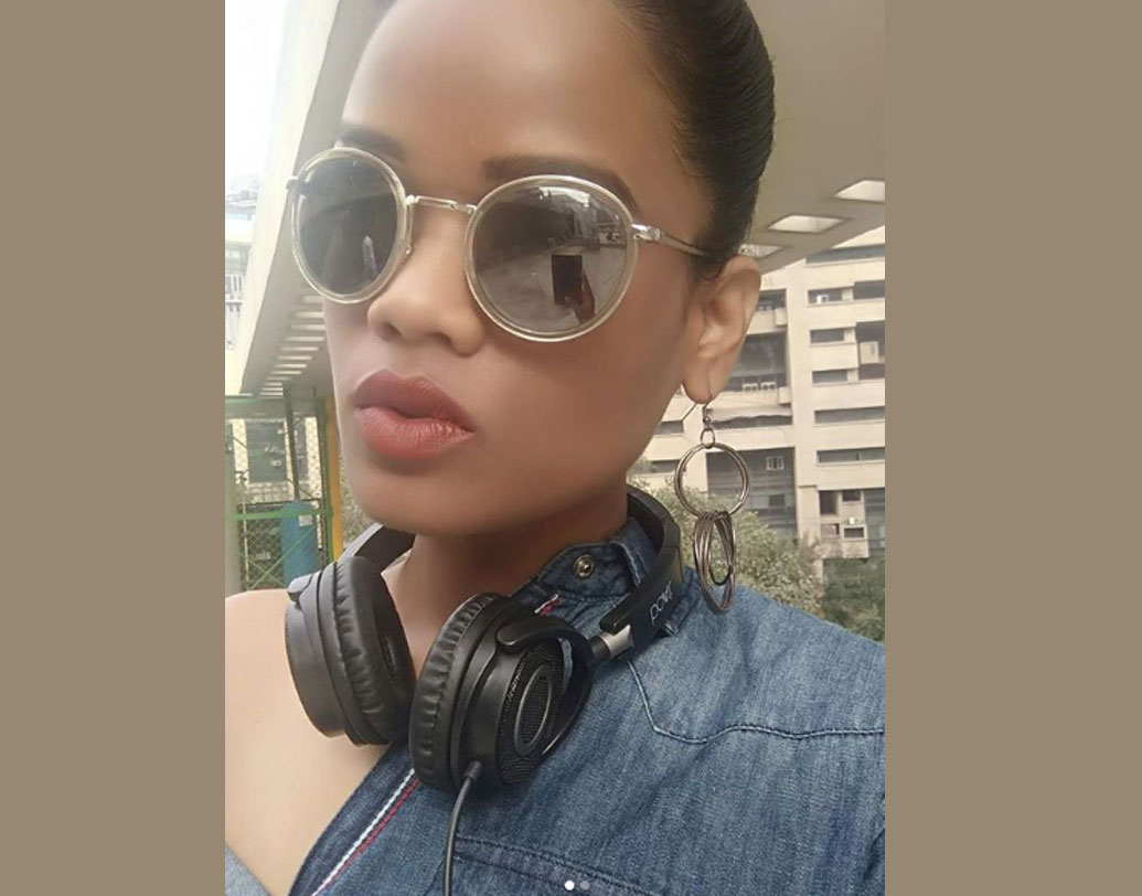 এ ভাবেই অপমানিত হতে হয়েছে রেনেকে। হঠাৎই এক দিন তাঁর এক বন্ধু রেনেকে বলেন, তিনি পপ আইকন রিহানার মতো দেখতে। প্রথমটায় হেসে উড়িয়ে দিয়েছিলেন সে কথা। ধীরে ধীরে মডেল হিসাবে রেনের জনপ্রিয়তা বাড়তে থাকে। এক সময় অনেকেই রেনের মধ্যে রিহানার চেহারার মিল খুঁজে পান।