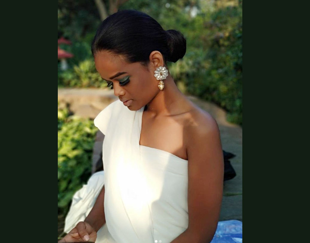 গায়ের রং কালো বা সাদা, তাতে যে কিছু এসে যায় না, তা আরও অনেকের মতো দেখিয়ে দিয়েছেন রিহানা। রেনে জানিয়েছেন, তাঁর মনে হয়েছিল, “পশ্চিমী দেশগুলিতে রিহানাকে নিয়ে তুমুল উন্মাদনা। আর আমি যদি রিহানার মতোই দেখতে হই, তবে নিজেকে কী ভাবে অসুন্দর বলব? এটা আসলে আমাদের মনের ভুল ছাড়া কিছুই নয়।’’