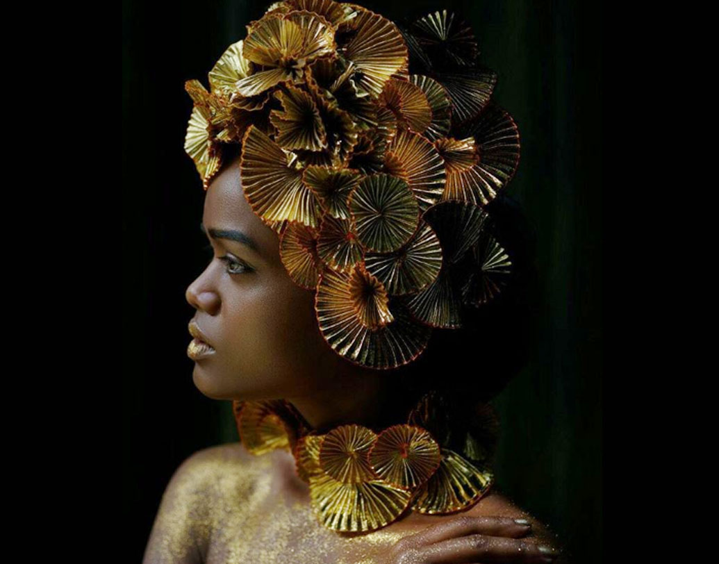 গায়ের রং ছাড়াও ইংরেজিতে কথা বলতে পারতেন না বলেও ব্যঙ্গের শিকার হয়েছেন রেনে। এখনও অনেকের থেকেই কম কাজ পান। তা যে তাঁর গায়ের রঙের জন্য তা মোক্ষম বুঝেছেন। রেনে বলেন, ‘‘খুব কম মানুষই চিরাচরিত ভাবনা-চিন্তা ছেড়ে বেরতে চান। এখনও অনেকে ফরসা হওয়াকেই সৌন্দর্যের মাপকাঠি বলে মনে করেন। এই মানসিকতা বদলাতে সময় লাগবে।’’