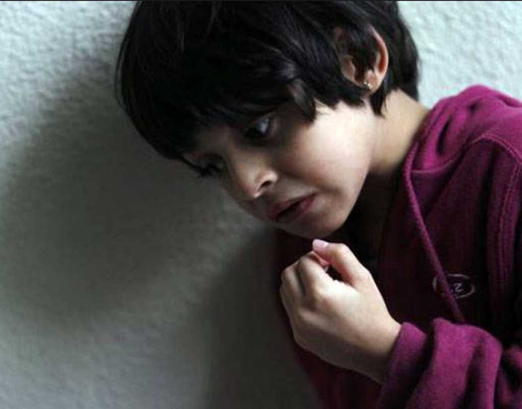 প্রথমে অবশ্য কেউ অটিজমের ব্যাপারটা ধরতে পারেননি। তবে তার আচরণের মধ্যে অস্বাভাবিকত্ব নজরে পড়েছিল শাশ্বতীর। স্কুল থেকেও অভিযোগ আসতে শুরু করেছিল। প্রথম স্কুল ছেড়ে যাওয়ার পর অসুস্থ ছেলেকে নিয়ে সব মিলিয়ে মোট ৪২টা স্কুলে ঘুরেছিলেন তিনি। কিন্তু কেউই তাকে ভর্তি নেয়নি।