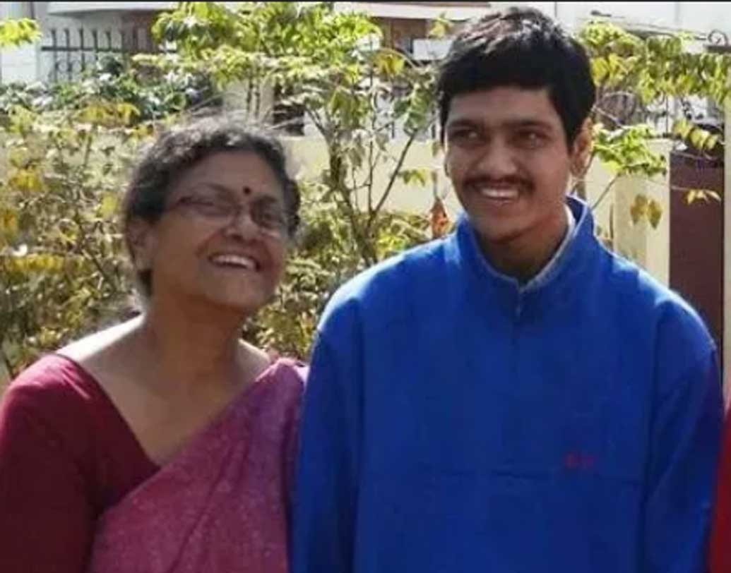 শুরু হয় শাশ্বতীর পথ চলা। যাঁদের অদ্ভুত আচরণের জন্য স্কুল থেকে বার করে দেওয়া হয়েছে, একটার পর একটা স্কুল ঘুরে সেই সমস্ত পড়ুয়াদের তালিকা তৈরি করেন। স্কুল থেকে ঠিকানা নিয়ে তাদের বাড়ি পৌঁছে যান তিনি।