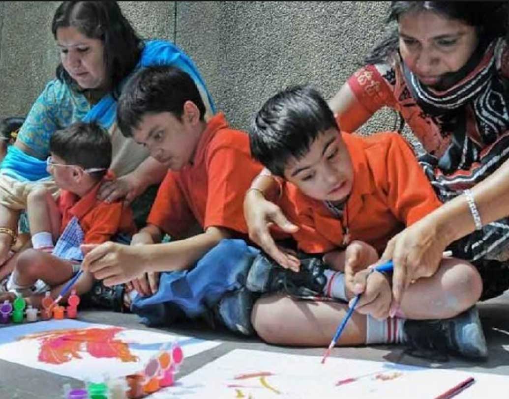 শাশ্বতীর ছেলে এখন ৩১ বছরের। দ্বিতীয় সন্তান মেয়েও অনেকটাই বড়। মাকে এই কাজে সেও সাহায্য করে। যদিও শাশ্বতী এখন দুই ছেলেমেয়ের মা নন, কয়েকশো সন্তান তাঁর।