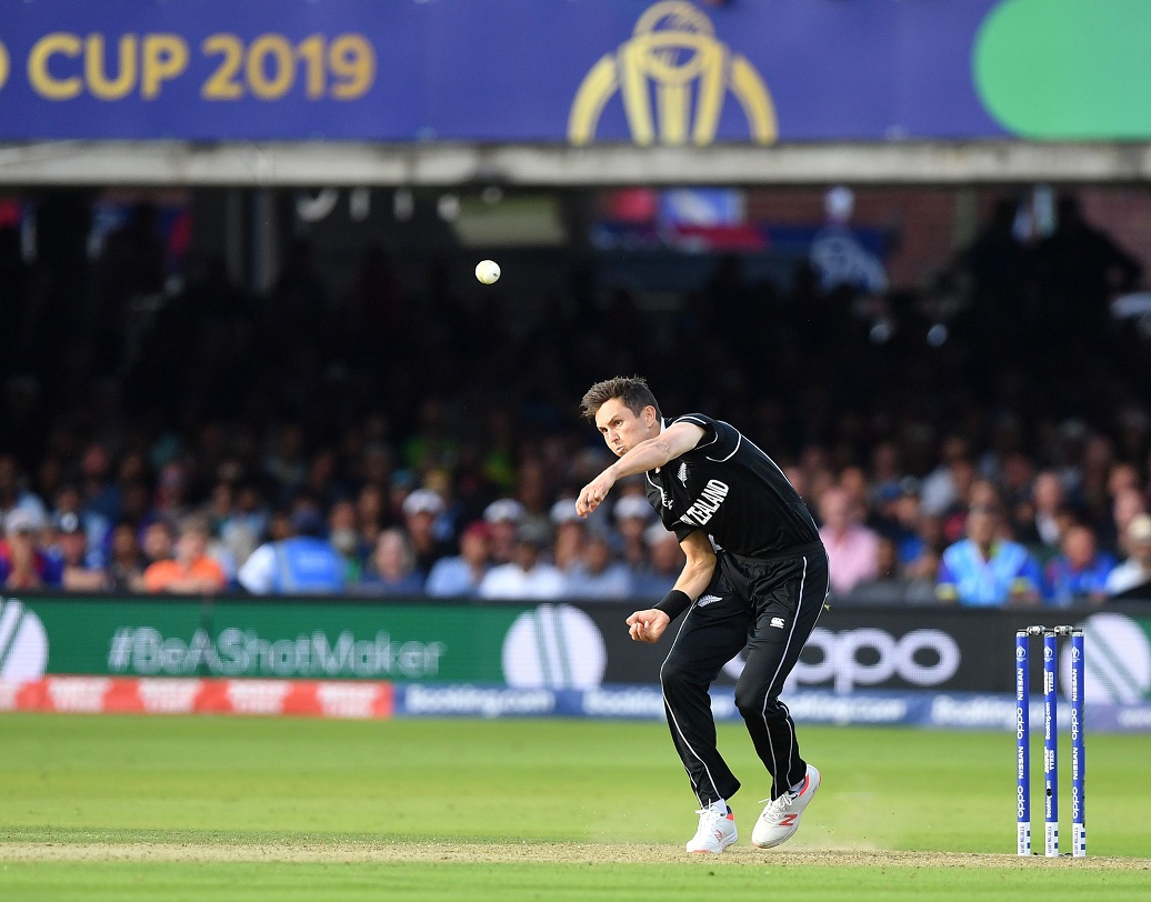 শেষ ওভারে বল করতে আসেন ট্রেন্ট বোল্ট। প্রথম দুই বলে রান দেননি। চাপ তৈরি করেন ইংল্যান্ড শিবিরে। প্রথমে ইয়র্কার তারপর অফস্টাম্পের বাইরে বল রেখে খেলতে দেননি স্টোকসকে।