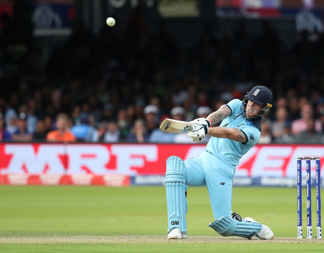 কিন্তু তৃতীয় বল মাঠের বাইরে পাঠিয়ে দেন নিউজিল্যান্ডজাত ইংল্যান্ড প্লেয়ার বেন স্টোকস। ডিপ মিড উইকেটের ওপর দিয়ে বল চলে যায় বাউন্ডারির বাইরে। এর পরের বলেই ঘটে সেই বিতর্কিত ঘটনা।