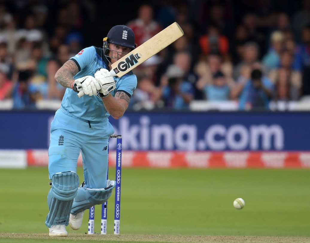 বোল্টের চতুর্থ বল ফুলটস হয়ে যায়। কিন্তু স্টোকস এ বার মিড উইকেটে মেরে দু’রানের জন্য ছোটেন। গাপ্তিল বল ছোড়েন উইকেট লক্ষ্য করে। সেমিফাইনালে ধোনির সেই আউটের যেন পুনরাবৃত্তি দেখছিল ক্রিকেট বিশ্ব। কিন্তু তখনই নতুন মোড় আসে গল্পে।