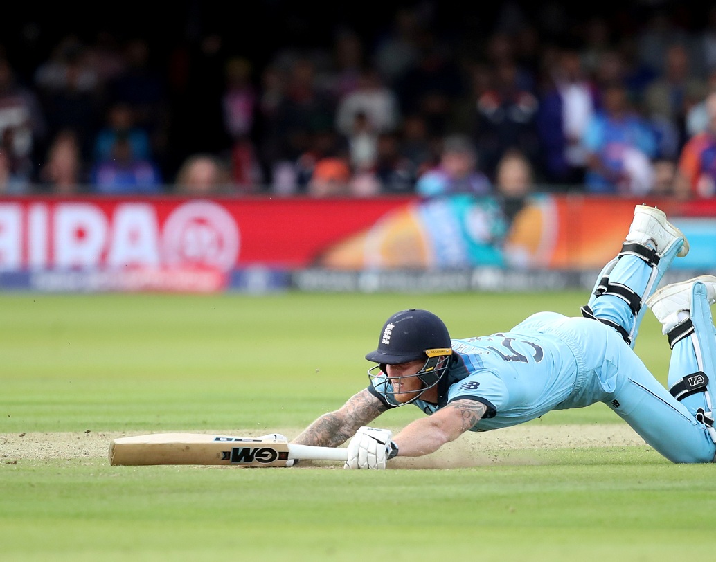 বল উইকেটে নয়, লাগে ডাইভ দেওয়া বেন স্টোকসের ব্যাটে। শুধু তাই নয় সেই বল চলে যায় বাউন্ডারির বাইরে। ধন্দে পড়েন আম্পায়াররা। কত রান হবে? পাঁচ নাকি ছয়? কিছু সময় পর ছয়ের সিদ্ধান্ত জানান কুমার ধর্মসেনা।