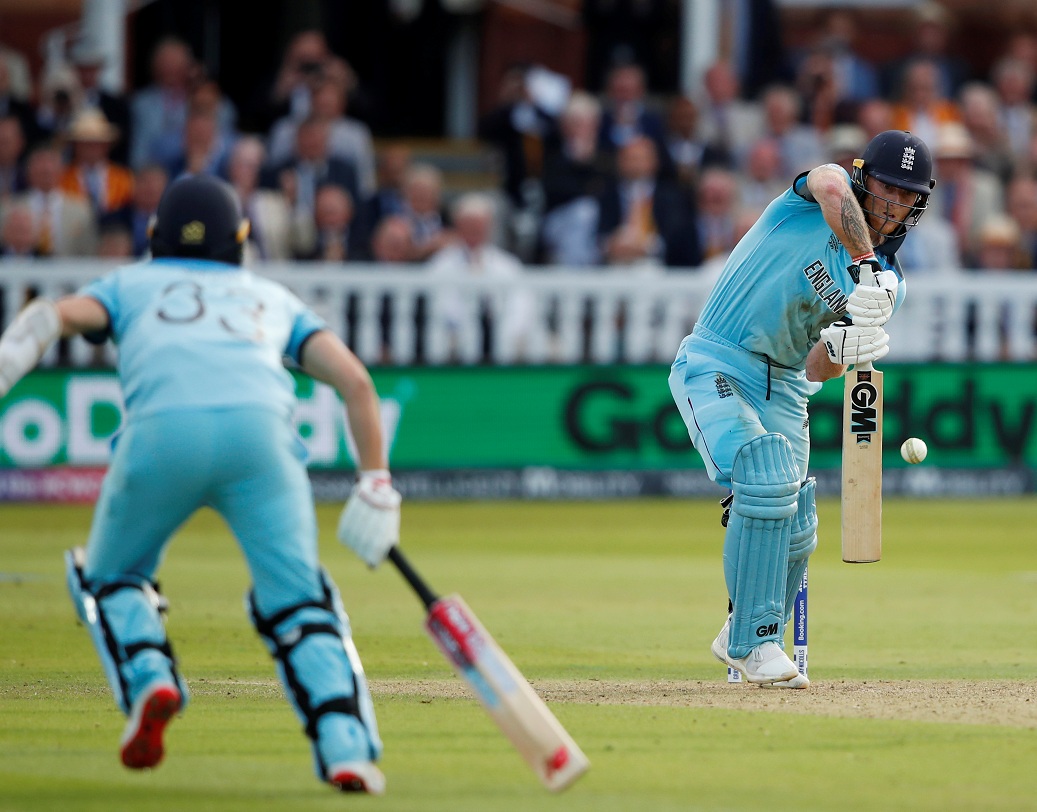 দুই রান ছুটে নিয়েছেন স্টোকস-রশিদ, আর চার রান ওভার থ্রোয়ে। সহজ হিসাব। কিন্তু প্রশ্ন উঠছে আইসিসি-র নিয়মে। কী বলছে নিয়ম?