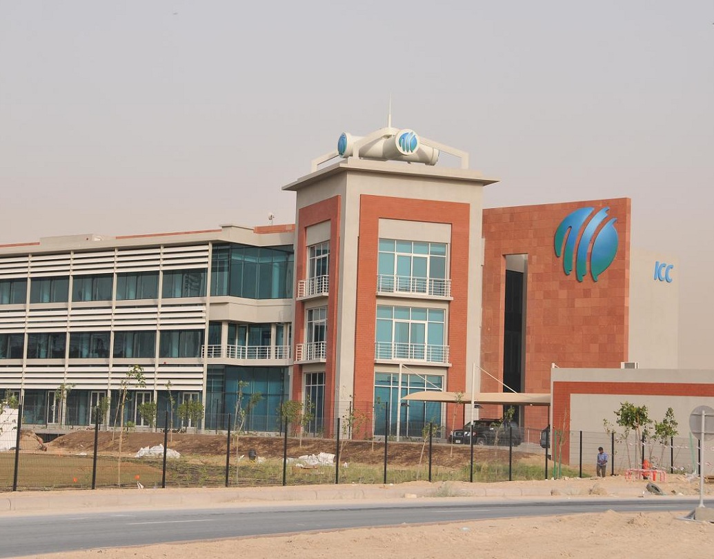 নিয়ম বলছে, ওভার থ্রোয়ে যদি চার হয়, তবে তার আগে সেই রানই যোগ হবে, যে রান ব্যাটসম্যানরা ফিল্ডার বল ছোড়ার আগে শেষ করেছেন। অর্থাৎ গাপ্তিল বল ছোড়ার আগে যে রানটি স্টোকস ও রশিদ নিয়েছেন, সেই রানই যোগ হবে। প্রথম রান তাঁরা শেষ করলেও দ্বিতীয় রান তাঁরা নেওয়া শুরু করলেও ক্রস করেননি।