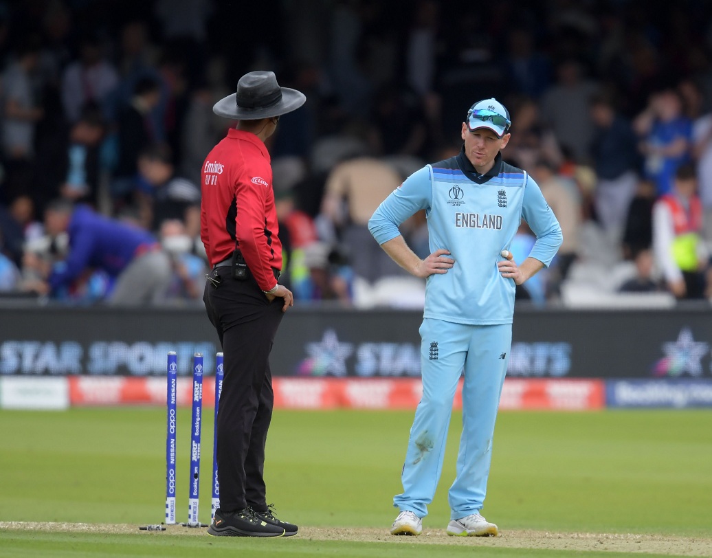 খারাপ আম্পায়ারিং এ বারের বিশ্বকাপে বার বার আলোচিত হয়েছে। ফাইনালেও তা পিছু ছাড়ল না।