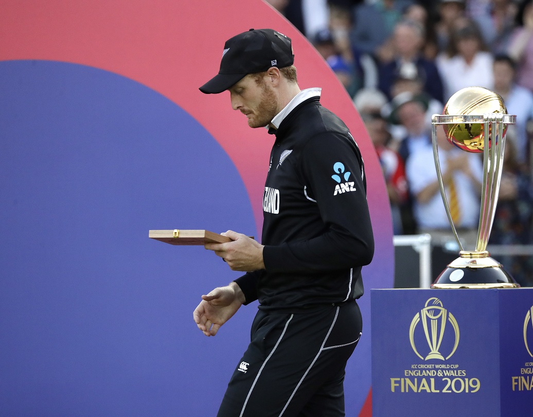 সবুজ পিচে টস জিতে আগে ব্যাটিং নেওয়ার সিদ্ধান্ত কিছুটা হলেও বিপক্ষে গিয়েছে কিউয়িদের। নিকোলস ও উইলিয়ামসন ফিরে যেতে রানের গতি কমে যায়। ফাইনালের মতো ম্যাচে সেই চাপ যে পরের দিকে বিপদ ডেকে আনে তার সেরা উদাহরণ হয়ে রইল এই ম্যাচ।