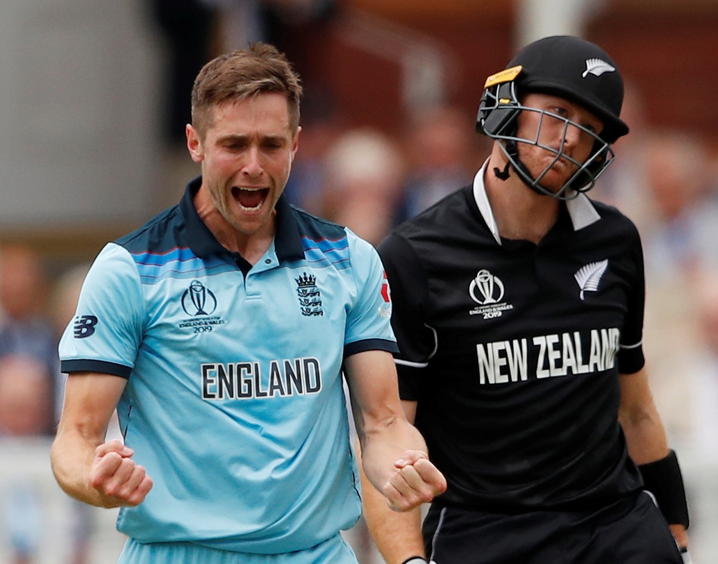 ইংল্যান্ডের চার পেসার চাপ বজায় রেখে যান পুরো ম্যাচ জুড়ে। তিনটি করে উইকেট তুলে নেন ওকস ও প্লাঙ্কেট। যোগ্য সঙ্গত দেয় আর্চার ও উড। তাঁরা স্পিড ব্রেকার ছড়িয়ে রাখেন কিউয়িদের রানের গতি কমাতে।